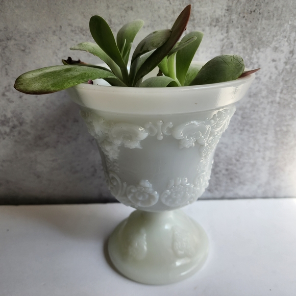 Milk glass vase - Picture 12 of 12